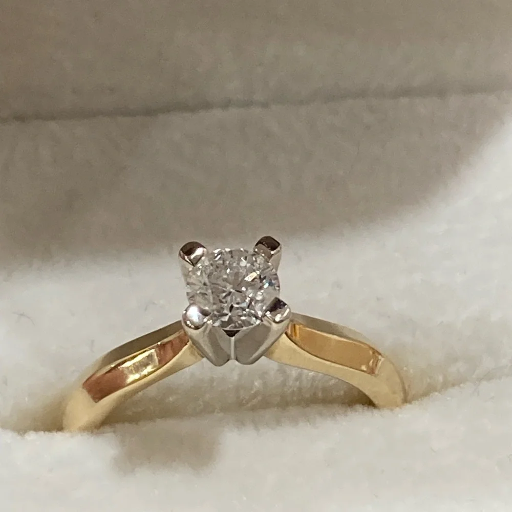 14k Elegant Gold natural mined Diamond solitaire - Picture 5 of 13